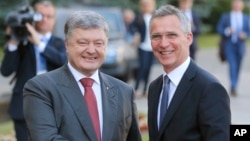 El presidente de Ucrania, Petro Poroshenko, (izquierda) y el secretario general de la OTAN, Jens Stoltenberg, se reunieron en Kiev, Ucrania, el lunes, 10 de julio de 2017.
