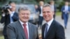 Ukrajinski predsednik Petro Porošenko i generalni sekretar NATO-a Jens Stoltenberg rukuju se na početku sastanka u Kijevu. 