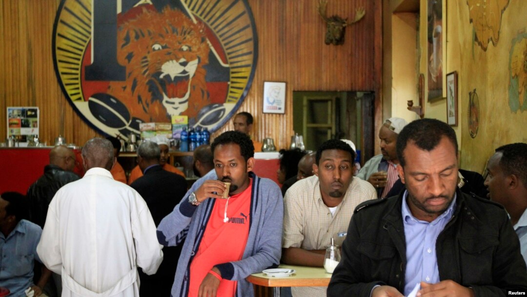 Para pengunjung bar kopi Tamoka di Addis Ababa.