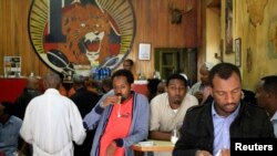 Para pengunjung bar kopi Tamoka di Addis Ababa.