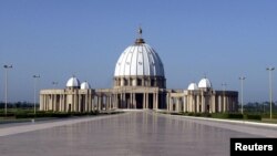 La basilique "Notre-Dame de la Paix", l'une des plus grandes du monde, a été construite à Yamoussoukro, en Côte d'Ivoire, de 1986 à 1989, pour un coût estimé à 400 millions de dollars. L'édifice est une replique de la basilique Saint-Pierre de Rome.