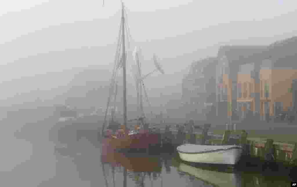 Dense fog lies over the harbor in Husum, northern Germany. The weather forecast predicts rainy weather for the upcoming days.