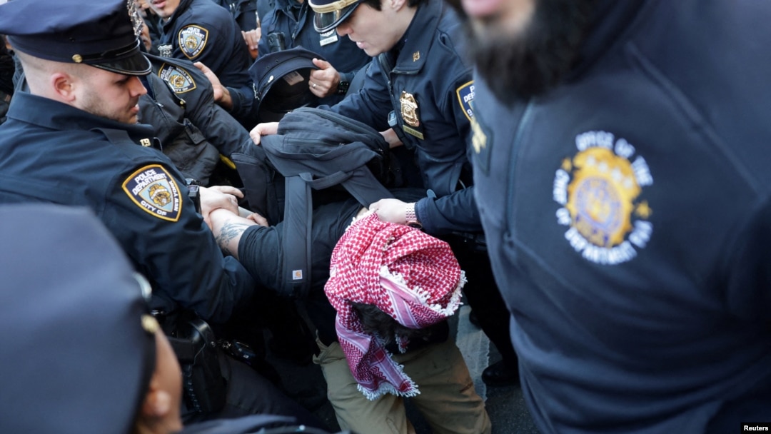 Kolumbiya universitetida falastinlik talaba hibs qilinganiga qarshi bosh ko'targan talaba ham politsiya tomonidan olib ketildi, Nyu-York, 10-mart, 2025 