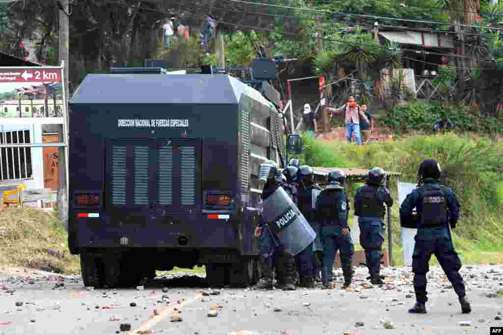 Riot police clash with residents of El Hatillo during a protest against the construction of a housing project on the outskirts of Tegucigalpa, Honduras, Sep. 9, 2019.