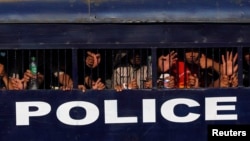 ဆန္ဒပြကျောင်းသားများအား အချုပ်ကားတွင်း ထည့်ပြီး အကျဉ်းထောင်သို့ ဖမ်းဆီးခေါ်ဆောင်စဉ်။ 
