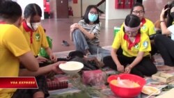 Sinh viên về quê ăn Tết