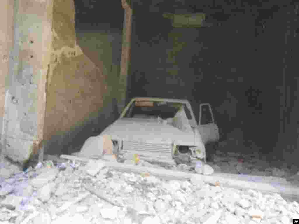 About 400 people were killed in the fighting, including soldiers, militants and civilians.