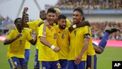 Pierre Emerick Aubameyang wa Gabon, kulia akisherehekea pamoja na wenzake alipopachika bao la kwanza katika finali za CAN 2017 dhidi ya Guinée-Bissau, mjini Libreville, Gabon.