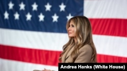 2026년 2월 13일, 도널드 트럼프 대통령과 멜라니아 트럼프 여사가 노스캐롤라이나주 포트 브래그(Fort Bragg)에서 군인 가족들에게 연설하고 있다.
