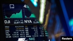 Una captura de pantalla (archivo) refleja el movimiento del Promedio Industrial Dow Jiones, que junto al S&P 500 y Nasdaq son de los tres índices más importantes en Wall Street.