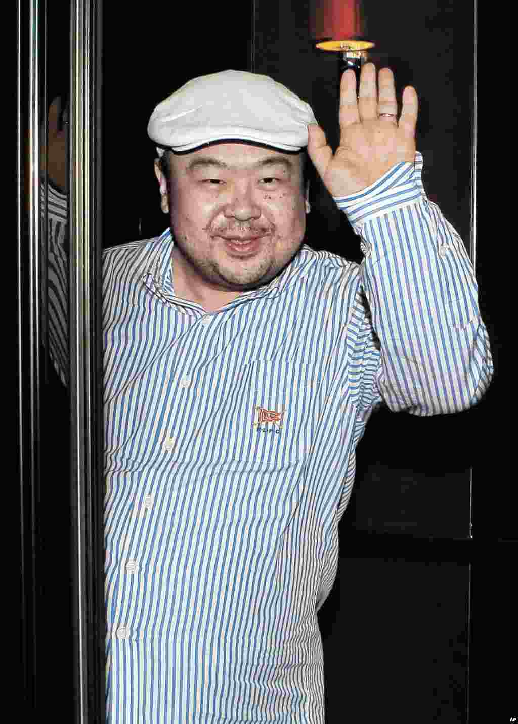 지난 2010년 4월 마카오에서 한국 언론과 인터뷰한 김정남. (자료사진)