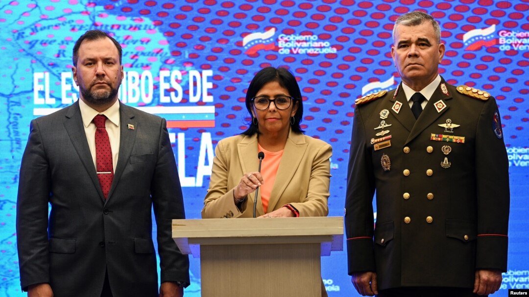 La vicepresidenta de Venezuela, Delcy Rodríguez, se dirige a los medios junto al ministro de Defensa, Vladimir Padrino López, y al ministro de Relaciones Exteriores, Yvan Gil, sobre el caso del Esequibo, en el Palacio de Miraflores, el 6 de abril de 2023. REUTERS/Gaby Oraa