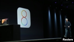 Apple CEO Tim Cook introduces the IOS 8 operating system during his keynote address at the Worldwide Developers Conference in San Francisco, California June 2, 2014. REUTERS/Robert Galbraith (UNITED STATES - Tags: BUSINESS SCIENCE TECHNOLOGY) - RTR3RW6Z