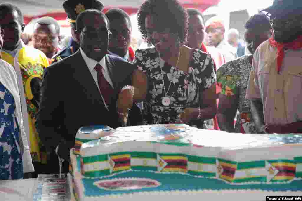 Shugaba Mugabe da matarsa sun yanka cake.