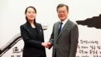 TT Hàn Quốc, Moon Jae-in bắt tay với cô Kim Yo Jong, em gái của lãnh tụ Triều Tiên Kim Jong Un tại Seoul, Hàn quốc. Ảnh của KCNA phổ biến ngày 10/2/2018. KCNA/via REUTERS 