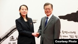  Kim Yo Jong, petite soeur du leader nord-coréen Kim Jong-Un, en compagnie du président sud-coréen Moon Jae-in, à l'occasion des jeux Olympiques d'hiver de Pyeongchang, le 10 février 2018.