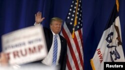 U.S. Republican presidential candidate Donald Trump arrives to speak at a campaign event in Muscatine, Iowa, Jan. 24, 2016.