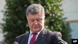 Tổng thống Ukraine Petro Poroshenko nói chuyện với phóng viên báo chí sau cuộc hội đàm với Tổng thống Hoa Kỳ Barack Obama, 18/9/14