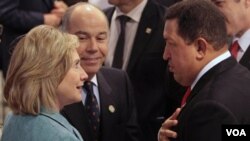 Clinton aseguró que mientras en Estados Unidos hay muchas calles, escuelas y barrios que honran al revolucionario Bolívar, en Venezuela se encuentra la Plaza Washington en nombre del independentista estadounidense.