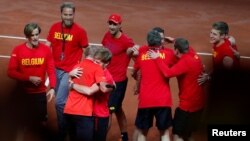 Petenis Belgia David Goffin dan Steve Darcis merayakan kemenangan tim nasional Belgia atas tim Australia dan maju ke babak final Piala Davis, 17 September 2017. Belgia akan berhadapan dengan Perancis di final Piala Davis.