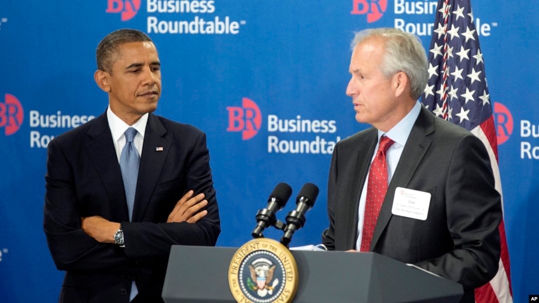 Presiden AS Barack Obama bersama CEO Boeing, James McNerney, Jr. (kanan) dalam pertemuan Business Roundtable di di Washington DC (18/9). 