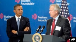 Presiden AS Barack Obama bersama CEO Boeing, James McNerney, Jr. (kanan) dalam pertemuan Business Roundtable di di Washington DC (18/9). 