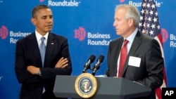 El presidente Barack Obama es presentado por el director ejecutivo de Boeing, James McNerney Jr. antes de hablar a miembros de la Mesa redonda de empresarios.