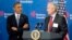 El presidente Barack Obama es presentado por el director ejecutivo de Boeing, James McNerney Jr. antes de hablar a miembros de la Mesa redonda de empresarios.