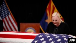 អ្នកស្រី Meghan McCain កូនស្រី​របស់​លោក​ John McCain សមាជិក​ព្រឹទ្ធសភា​សហរដ្ឋ​អាមេរិក យំសោក​នៅ​មុខ​ម្ឈូស​ឪពុក​របស់​ខ្លួនក្នុង​រដ្ឋ ​Arizona កាលពី​ថ្ងៃទី​២៩ សីហា ឆ្នាំ ២០១៨។