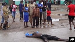 Un hombre yace muerto presuntamente tras haber sido infectado con el virus del ébola en Liberia.