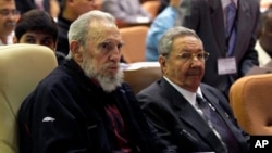 Presiden Kuba Raul Castro (kanan) dan kakaknya, FIdel Castro menghadiri upacara pembukaan Pertemuan Nasional di Havana, Kuba (24/2). Presiden Kuba Raul Castro berencana meletakkan jabatannya setelah masa jabatan keduanya berakhir tahun 2018.
