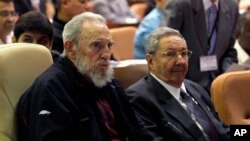 Presiden Kuba Raul Castro (kanan) dan abangnya Fidel Castro dalam pembukaan sidang Majelis Nasional di Havana (24/2). (AP/Ismael Francisco, Cubadebate)