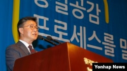 홍용표 한국 통일부 장관이 24일 서울 중구 프레스센터에서 열린 '통일공감포럼 발족식 및 통일공감대화'에서 축사를 하고 있다.