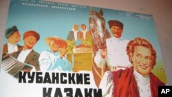 歌颂斯大林集体农庄生活，50年代风靡中国的苏联电影《库班哥萨克》， 中译《幸福生活》，片中插曲《红莓花儿开》至今在中国传唱