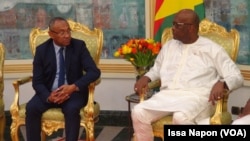 Le président du Burkina Faso, Roch Kaboré (à dr.), a reçu en audience le président de la CAF, Ahmad Ahmad, Ouagadougou, le 4 août 2017. (VOA/Issa Napon)