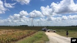 Polisi memblokade lokasi kecelakaan balon udara di dekat kota Lockhart, Texas, Sabtu (30/7). 