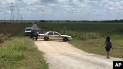 警车在出事地点附近封锁道路（2016年7月30日）