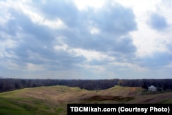 This photograph taken at Vicksburg National Military Park shows the “no man’s land” area between Confederate and Union Lines. The white column in the far distance is one of many state monuments that honor the fallen soldiers from that state.