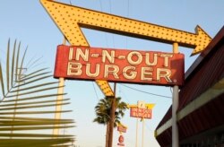 Tanda restoran waralaba Burger In-N-Out di California, 8 Juni 2010.