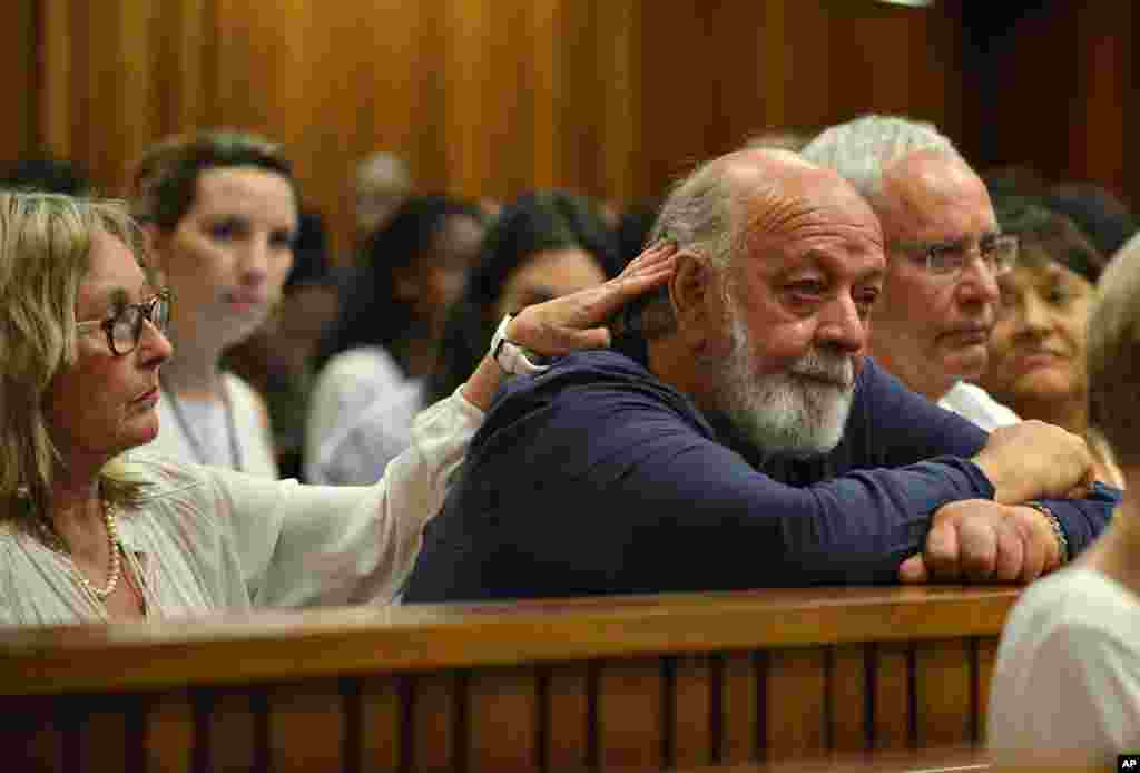 Reeva Steenkamp&#39;s father, Barry Steenkamp (right), cries while comforted by his wife as they listen to proceedings during the third day of sentencing for Oscar Pistorius, at the high court in Pretoria, South Africa, Oct. 15, 2014. 