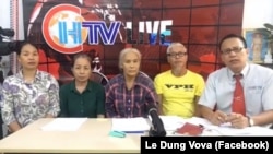 Nhà báo có bút danh 'Le Dung Vova' (ngoài cùng bên phải) trong một buổi phát hình trực tiếp của CHTV về vụ án Hồ Duy Hải. RSF kêu gọi chính quyền Việt Nam "thả tự do ngay lập tức" cho nhà báo lập "kênh truyền hình của dân oan."