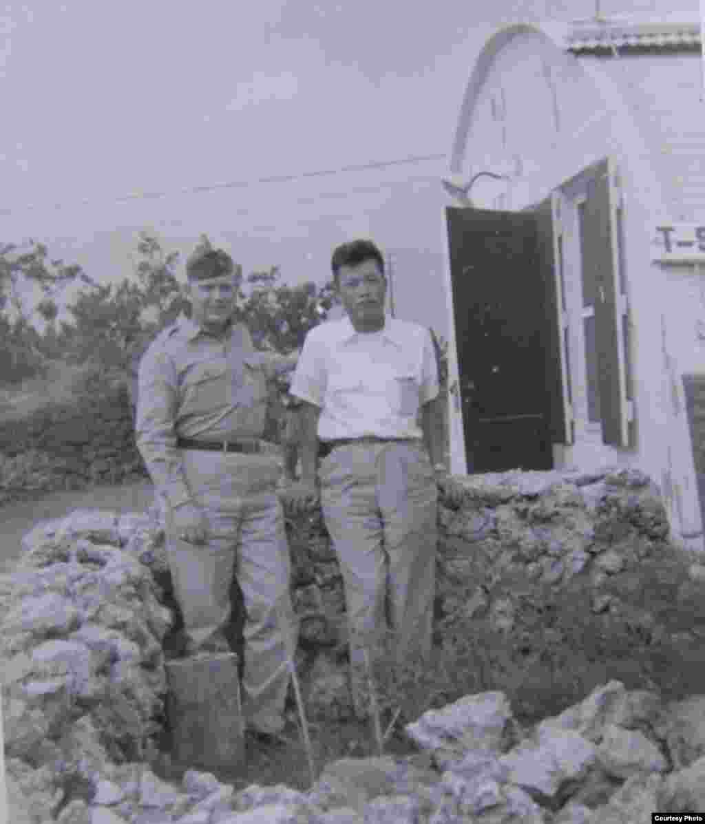 노금석 씨(오른쪽)는 탈북 후 일본 오키나와 가네다 공군기지에서 미군의 조사를 받았다. 1953년 12월, 조사관인 게일 올브라이트 대위(왼쪽). (노금석 제공)