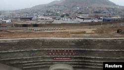 资料照：2023年8月22日，在秘鲁钱凯港，人们站在中国新建大型港口施工现场的隧道入口处。(路透社）