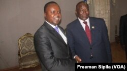 Le président de l’Assemblée nationale centrafricaine, Abdoul Karim Meckassoua, à droite, nouvellement élu, salue son prédécesseur de la transition, Alexandre-Ferdinand Nguendet, au siège du parlement, à Bangui, Centrafrique, 6 mai 2016. (VOA/Freeman Sipila)