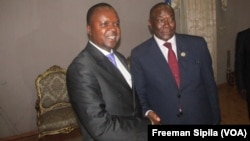 Le président de l’Assemblée nationale centrafricaine, Abdoul Karim Meckassoua, à droite, nouvellement élu, salue son prédécesseur de la transition, Alexandre-Ferdinand Nguendet, au siège du parlement, à Bangui, Centrafrique, 6 mai 2016. (VOA/Freeman Sipila)