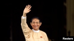 Win Myint melambaikan tangannya setelah terpilih sebagai Presiden Myanmar di Parlemen di Naypyitaw, Myanmar 28 Maret 2018. (Foto: dok).