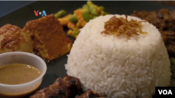 Hidangan “Tour of Indonesia” di Tasya’s Kitchen (Foto: VOA Indonesia).