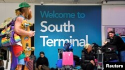 Para penumpang di terminal selatan bandara Gatwick, Inggris, 21 Desember 2018. 