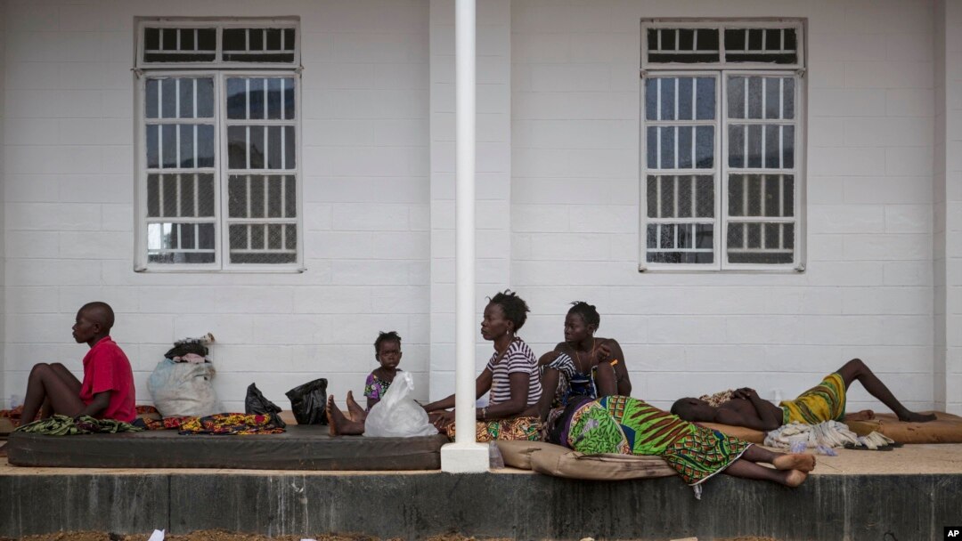 Pasien-pasien Ebola di luar Rumah Sakit Distrik Port Loko di Sierra Leone (3/10). (AP/Tanya Bindra)