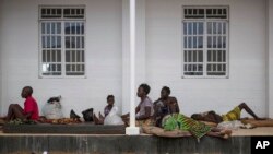 Pasien-pasien Ebola di luar Rumah Sakit Distrik Port Loko di Sierra Leone (3/10). (AP/Tanya Bindra)